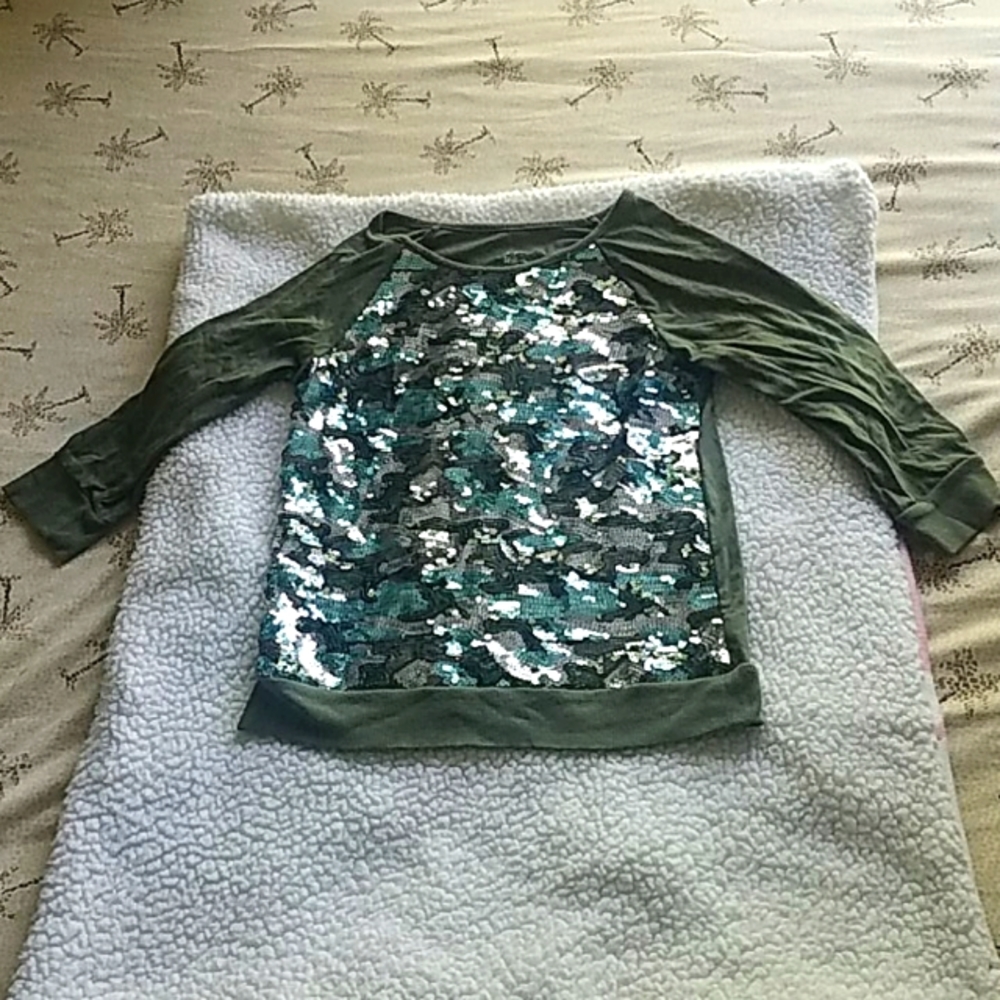 This is a comfy all seasoned shirt.